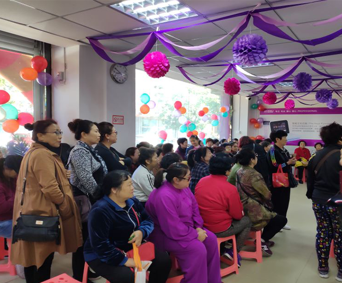 不愁客源，顾客排队进店